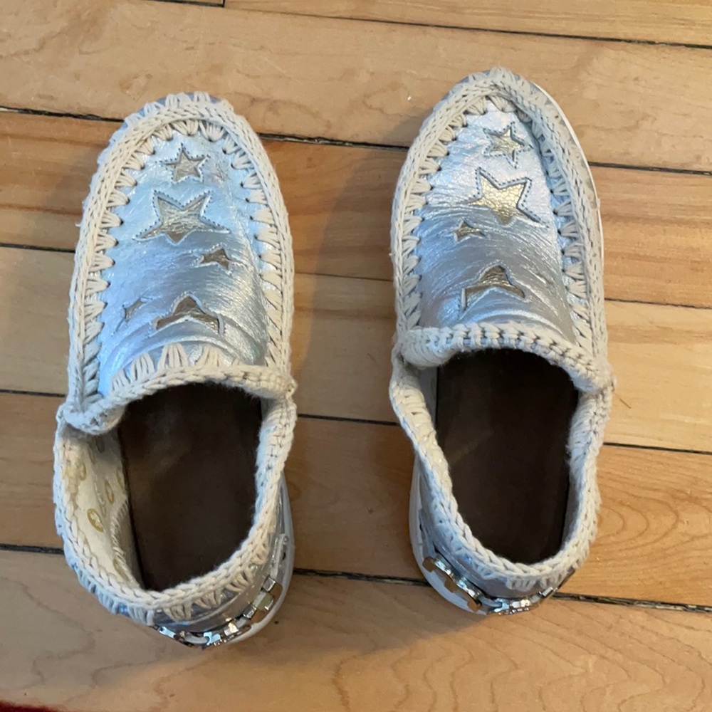 Spring:summer Mou Eskimo runners in silver & stars
